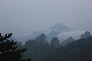 云雾缭绕的壮美山峦