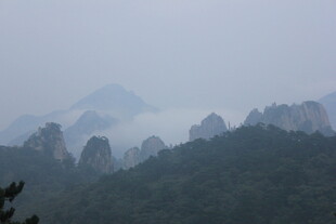 云雾缭绕的壮美山峦