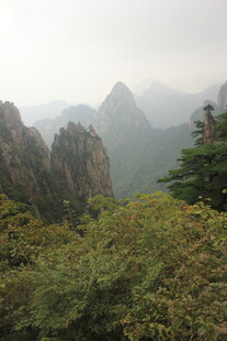 云雾缭绕的壮美山峦景色