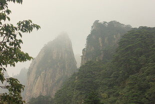 云雾缭绕的壮丽山峰