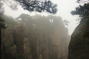 云雾缭绕的壮美山峰景色
