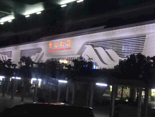 夜晚繁华的商场外观