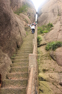山间石阶上的行者
