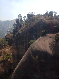 壮丽山景 岩石与植被相映