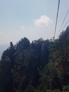 山林间的空中缆车景观