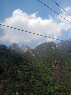 山间景致与空中电线