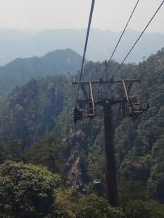 山间索道穿梭于葱郁山林