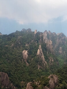 秀丽山峦 奇石隐于翠林间