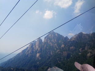 手抚美景下的巍峨山峦