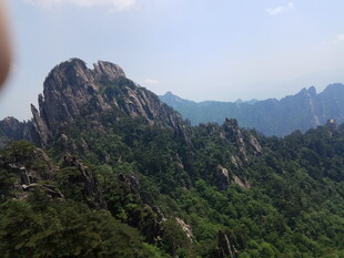 壮丽山景 绿意盎然的峰峦