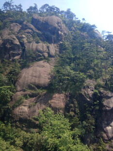 峻峭山峦与葱郁植被