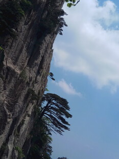 陡峭悬崖与蓝天白云