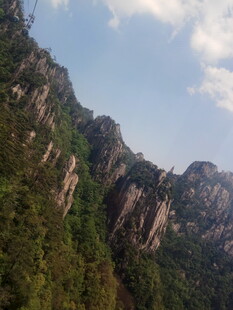 壮丽山景 绿意盎然的峰峦