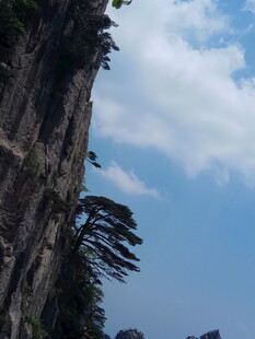 陡峭悬崖与蓝天白云