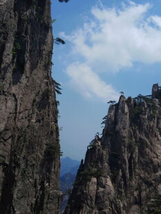 巍峨险峻的壮丽山峰景观