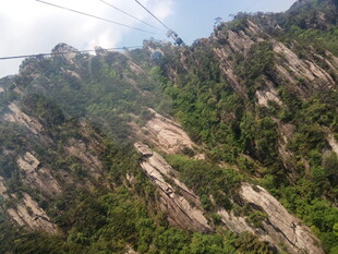 峻峭山峦 绿意点缀