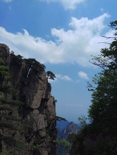 壮丽山景 蓝天白云伴峭壁