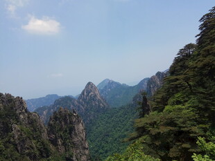 壮丽山景 绿意盎然的峰林