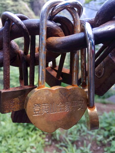 同心锁挂铁链浪漫景象