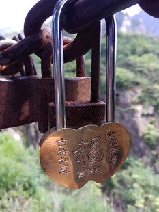 同心锁挂于铁链上