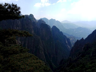 壮丽巍峨的连绵山峰