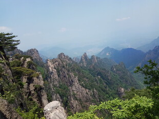 壮丽山景 绿意盎然的奇峰