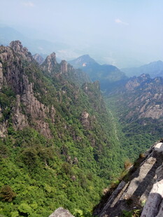 壮丽山景 绿意盎然的峰峦