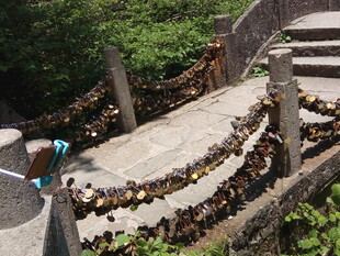 桥上挂满同心锁