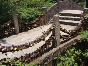 桥上挂满同心锁的浪漫景象