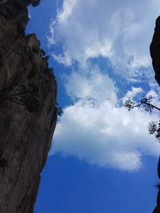 仰望山间蓝天与白云