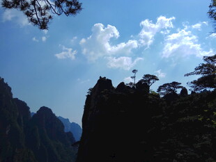 壮丽黄山奇峰与蓝天白云