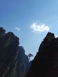 峻峭山峰间的壮丽天空