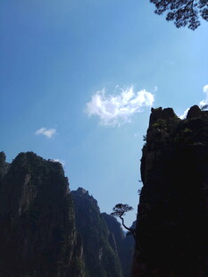 壮丽山峰与蓝天美景