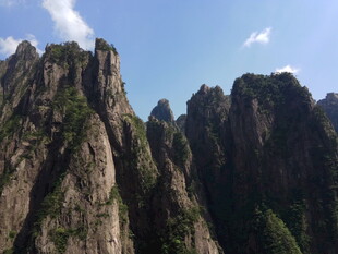 巍峨壮观的连绵山峰