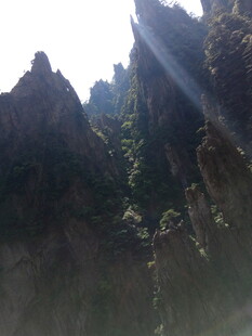 峻峭山峰间的阳光洒落