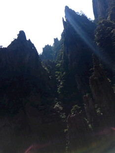 阳光照耀下的壮丽山峰