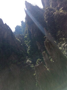 阳光照耀下的险峻山峰