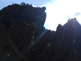 巍峨山峰迎耀眼阳光