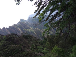 山林间的巍峨山峦