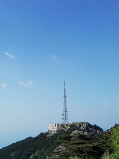 山顶高耸的通信发射塔