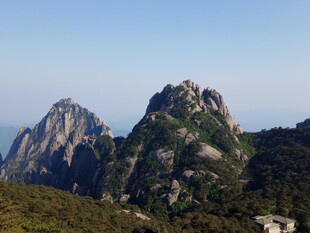 巍峨山峰景色壮丽
