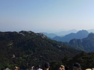 山峦间的游客身影