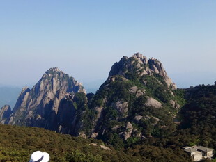 巍峨秀丽的连绵山峰