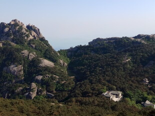 山峦葱郁的自然风光