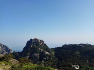 巍峨山峦展壮丽景致