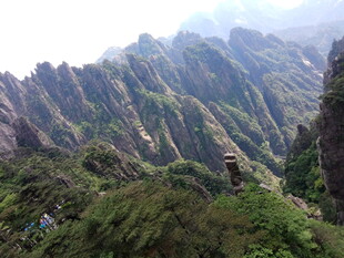 壮丽山景 绿意盎然的奇峰