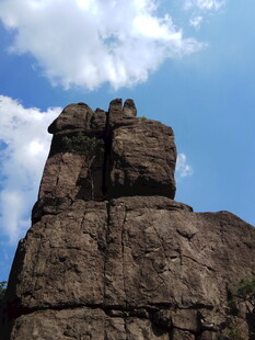 巍峨巨石耸立于蓝天之下