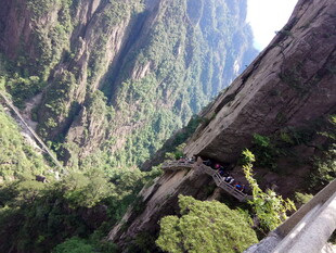 险峻山间栈道景观