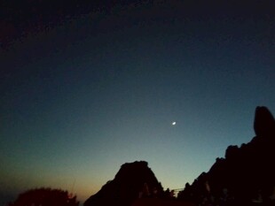 夜幕下的山峦与天际微光