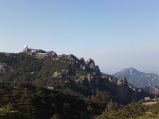 山峦叠翠的壮美自然景观